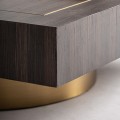 Luxusný konferenčný stolík v art deco štýle so zlatou valcovou kovovou nohou a z masívneho dreva v hnedej farbe štvorcového tvaru v glamour nádychu s priehlbinou