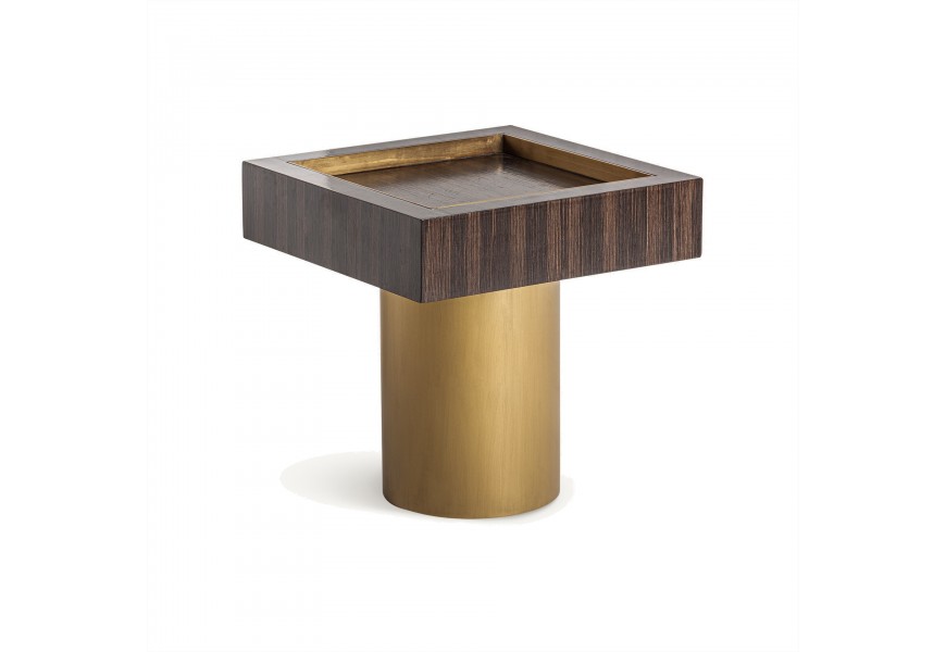 Dizajnový príručný stolík štvorcého tvaru z masívneho dreva v hnedej farbe a s valcovou zlatou podstavou z kovu v art deco štýle s glamour nádychom