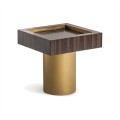 Dizajnový príručný stolík štvorcého tvaru z masívneho dreva v hnedej farbe a s valcovou zlatou podstavou z kovu v art deco štýle s glamour nádychom