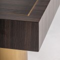 Dizajnový art deco príručný stolík štvorcového tvaru z masívneho dreva v hnedej farbe a so zlatou valcovou podstavou z kovu s glamour nádychom