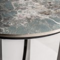 Luxusný okrúhly príručný stolík Costa Brava so svetlou modrou vrchnou doskou a dizajnovými čiernymi prekríženými nožičkami 50 cm