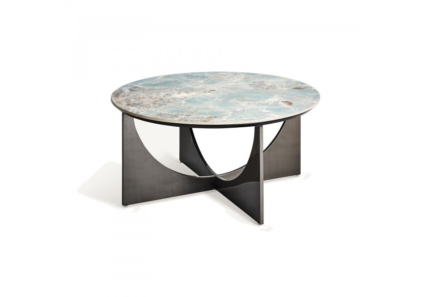 Luxusný dizajnový konferenčný stolik Costa Brava s okrúhlou vrchnou doskou z modrého syntetického mramoru a prekríženými čiernymi kovovými nožičkami s polkruhovým výrezom