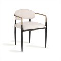 Luxusná glamour jedálenská stolička s čalúnenou opierkou a sedacou časťou s bielym poťahom zo štruktúrovanej látky s kovovými nožičkami a opierkovou konštrukciou v čiernej farbe so zlatými detailmi