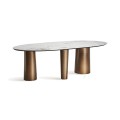 Luxusný glamour jedálenský stôl Marinna s oválnou vrchnou doskou z bieleho mramoru a tromi hrubými atypickými kovovými nohami v zlatej farbe