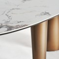 Luxusný oválny jedálenský stôl Marinna v art deco štýle s asymetrickými zlatými nohami a bielou mramorovou doskou 240 cm
