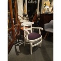 Provensálska luxusná stolička Nuevas Formas v bielej farbe s lakťovými opierkami a fialovým čalúnením 86cm