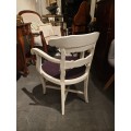 Provensálska luxusná stolička Nuevas Formas v bielej farbe s lakťovými opierkami a fialovým čalúnením 86cm
