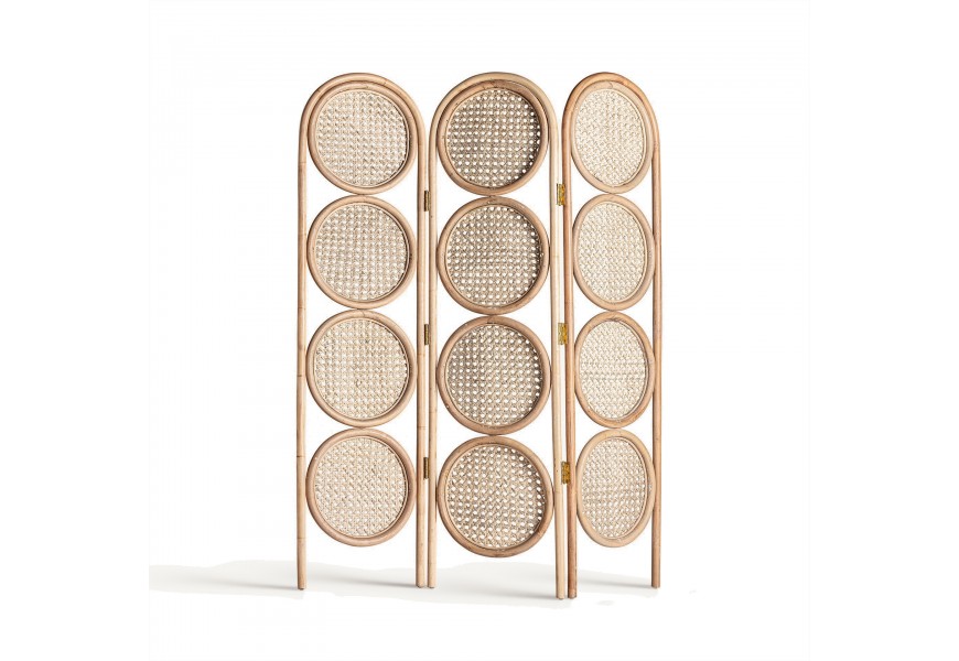 Moderný svetlý béžový paraván Borneo s konštrukciou troch poloblúkov spojených zlatými pántami s výplňou s dizajnom kruhov s viedenským výpletom z ratanu