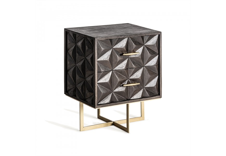 Luxusný nočný stolík Oxalis v glamour štýle v tmavej čokoládovej hnedej farbe s dekoratívnym reliéfom s diamantovým trojuholníkovým motívom s dvomi zásuvkami na zlatých kovových nožičkách so skríženou podstavou
