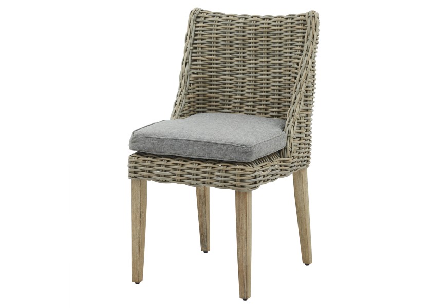 Luxusná ratanová jedálenská stolička s drevenými hnedými nožičkami v béžovej farbe so sivým podsedákom