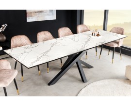 Rozkladací obdĺžnikový jedálenský stôl Ceramia s bielou doskou s dizajnom mramoru a s čiernymi prekríženými nohami 180 cm