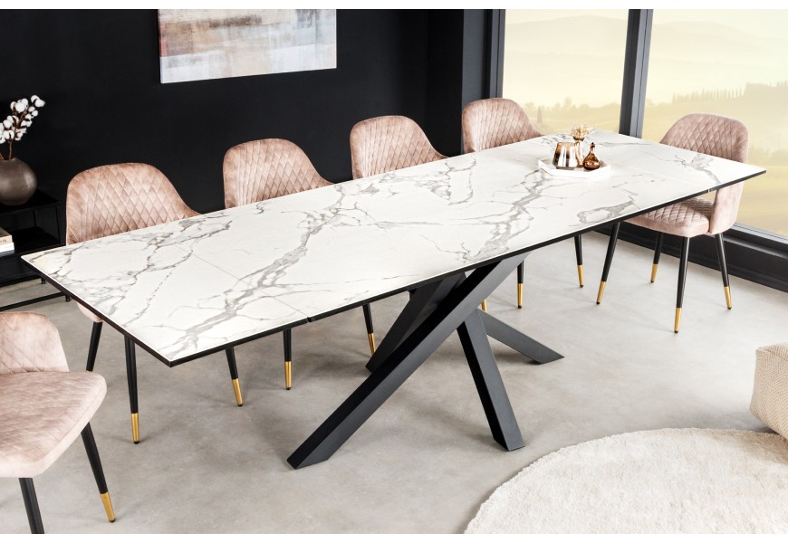 Obdĺžnikový jedálenský stôl Ceramia s keramickou vrchnou doskou s bielym maramorovým dizajnom a s bezpečnostným sklom na prekrúžených hranatých čiernych kovových nohách