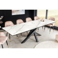 Obdĺžnikový jedálenský stôl Ceramia s keramickou vrchnou doskou s bielym maramorovým dizajnom a s bezpečnostným sklom na prekrúžených hranatých čiernych kovových nohách