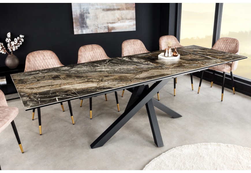 Luxusný obdĺžnikový rozkladací jedálenský stôl Ceramia s čierno hnedou keramickou doskou s mramorovým dizajnom a s bezpečnostným sklom na prekrížených čiernych kovových nohách