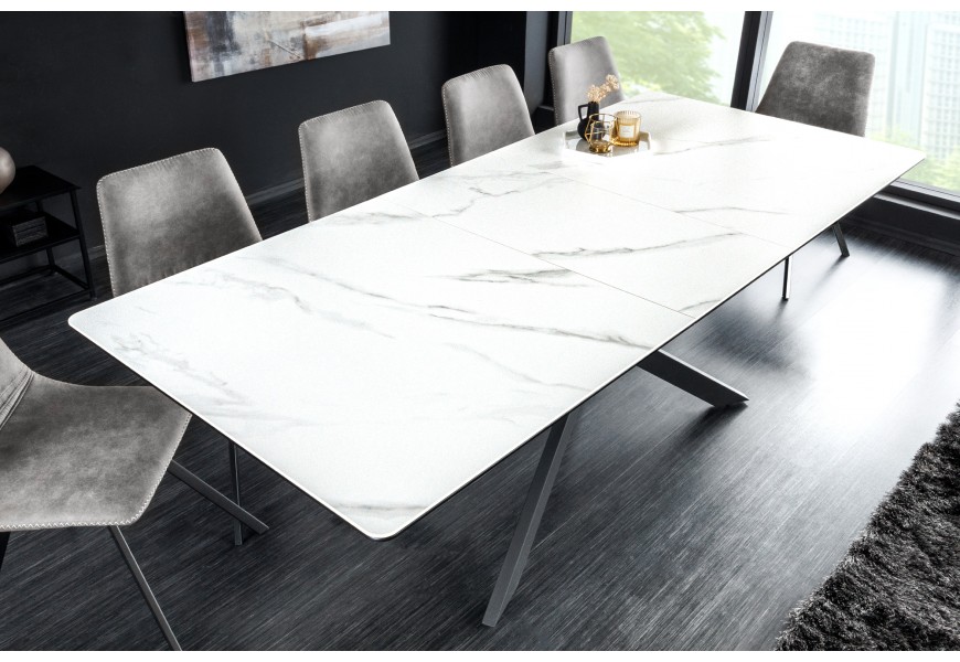 Rozkladací obdĺžnikový jedálenský stôl Tramontana s čiernymi kovovými prekríženými nožičkami v industriálnom štýle a keramickou vrchnou doskou s dizajnom bieleho mramoru