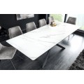 Rozkladací obdĺžnikový jedálenský stôl Tramontana s čiernymi kovovými prekríženými nožičkami v industriálnom štýle a keramickou vrchnou doskou s dizajnom bieleho mramoru