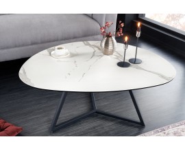 Moderný trojuholníkový konferenčný stolík Ceramia so zaoblenými hranami a rohmi s bielou keramickou vrchnou doskou s mramorovým vzorom v art deco štýle s bezpečnostným sklom a tromi čiernymi kovovými nožičkami prepojenými podstavou