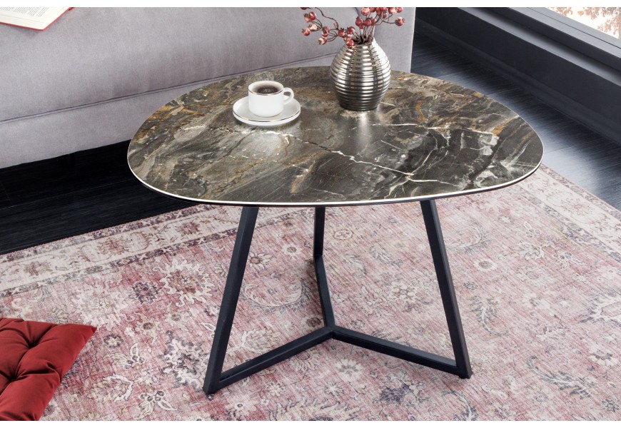 Moderný konferenčný stolík Ceramia v zaoblenom trojuholníkovom tvare s čierno hnedou vrchnou doskou s mramorovým dizajnom 70 cm