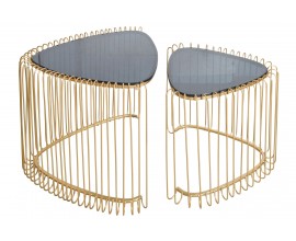 Glamour set zasúvateľných trojuholníkových konferenčných stolíkov Esme s vrchnou doskou z čierneho bezpečnostného skla a kovovou podstavou v zlatej farbe v vertikálnym klietkovým dizajnom na dvoch stranách