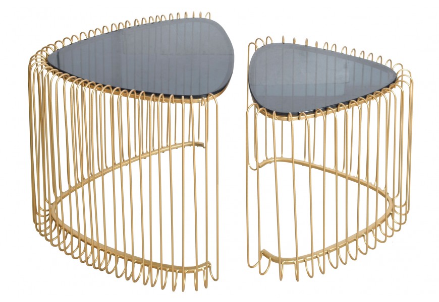 Glamour set zasúvateľných trojuholníkových konferenčných stolíkov Esme s vrchnou doskou z čierneho bezpečnostného skla a kovovou podstavou v zlatej farbe v vertikálnym klietkovým dizajnom na dvoch stranách