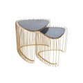 Set trojuholníkových konferenčných stolíkov Esme v art deco štýle so zlatou kovovou podstavou s klietkovým dizajnom 50 cm