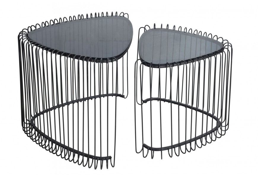 Set trojuholníkových konferenčných stolíkov Esme s podstavou v industriálnom štýle z čiernych kovových tvarovaných káblov a s vrchnými doskami z čierneho skla