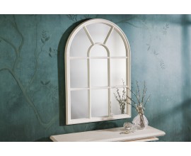 Vintage nástenné zrkadlo Castillo s bielym rámom s dizajnom poloblúkového tabuľového okna so zámerne zošúchaným efektom náteru