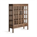 Luxusná vitrína Ethon z masívneho brestového dreva v svetlej hnedej farbe s prírodnou kresbou letokruhov na nožičkách v s tromi zásuvkami a s rozkladacími dvojitými dvierkami s tabuľovou sklenenou výplňou