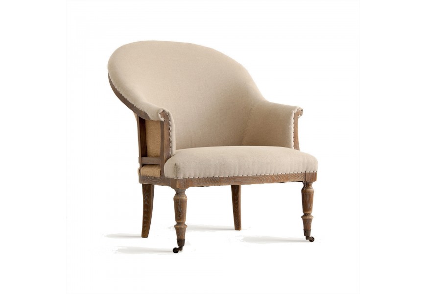 Luxusné klasické kreslo Carlos so svetlým béžovým plátenným čalúnením a poťahom z jutového vlákna s vyrezávaným rámom z jaseňového dreva v svetlej hnedej farbe so starožitnou povrchovou úpravou