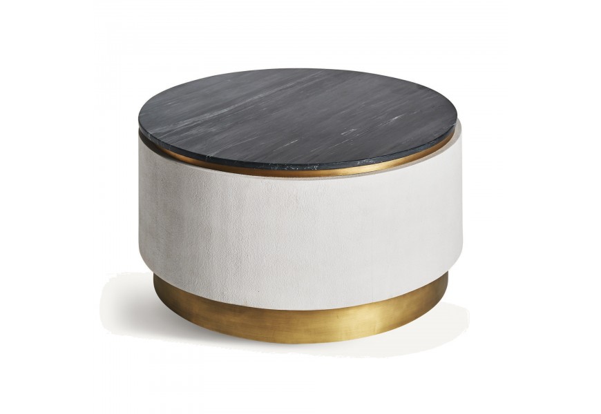 Luxusný glamour okrúhly konferenčný stolík Gimlet s bielou podstavou s betónovým dizajnom a so zlatými kovovými detailami a čiernou vrchnou doskou z mramoru