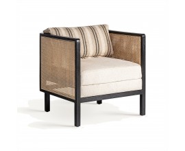 Luxusné retro kreslo Asta s čiernym rámom z mangového dreva s hnedým ratanovým výpletom na bočných stranách a béžovou čalúnenou sedacou časťou a pruhovaným opierkovým vankúšom