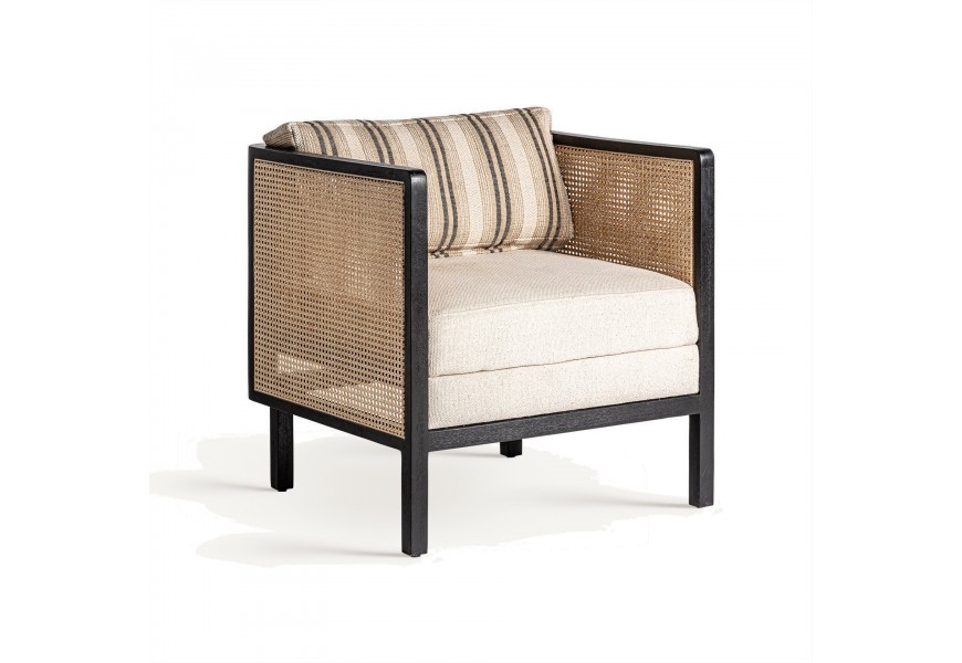 Luxusné retro kreslo Asta s čiernym rámom z mangového dreva s hnedým ratanovým výpletom na bočných stranách a béžovou čalúnenou sedacou časťou a pruhovaným opierkovým vankúšom