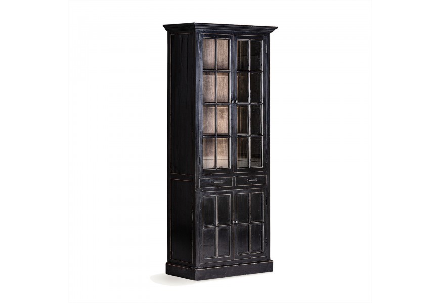 Luxusná vintage čierna vitrína Zena Noir z brestového dreva s patinou s efektom zámerného zostarnutia so sklenenými dvierkami s tabuľovým dizajnom so skrinkou v spodnej časti a dvomi zásuvkami