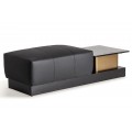 Luxusný príručný stolík Concepto s vrchnou doskou z čierneho mramoru a zlatou nohou na podstavci z dubového dreva s integrovanou čiernou čalúnenou taburetkou