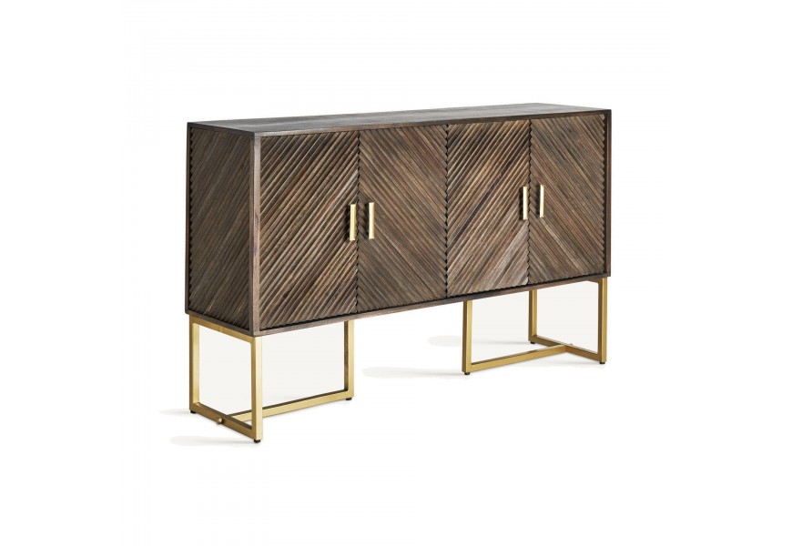 Luxusný štvordverový hnedý príborník Laligue z mangového dreva v prírodnej farbe s dvierkami s reliéfnym chevronovým vzorom a kovovými úchytkami a nožičkami v zlatej farbe