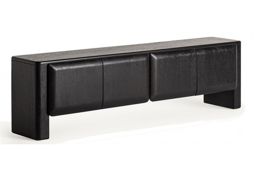 Luxusný dizajnový štvordverový čierny TV stolík Alaric z masívneho mangového dreva s prírodnou štruktúrou letokruhov na dvoch širokých nožičkách so zaoblenými hranami na dvierkach
