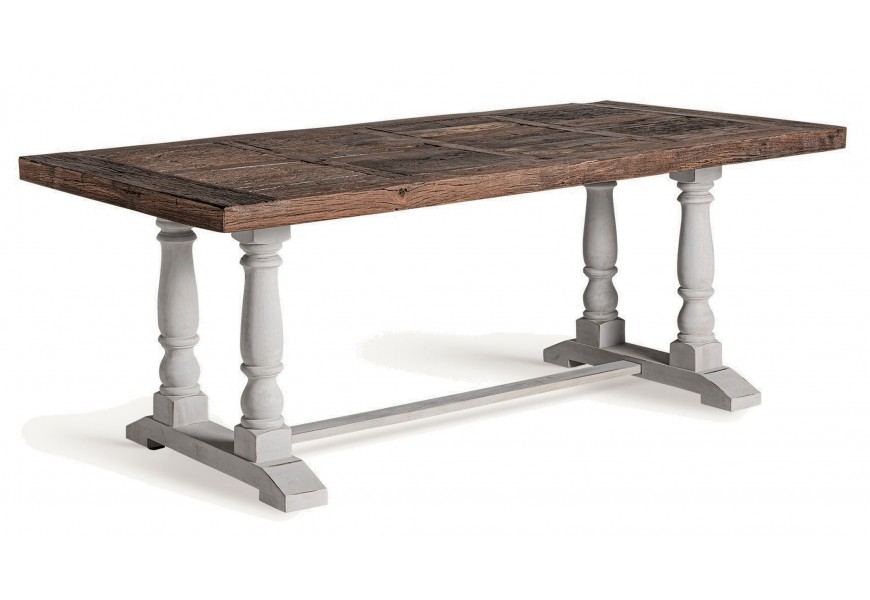 Luxusný koloniálny jedálenský stôl Iris s nožičkami v bielej farbe a so štruktúrovanou doskou v hnedej farbe z masívneho mangového dreva s vintage nádychom