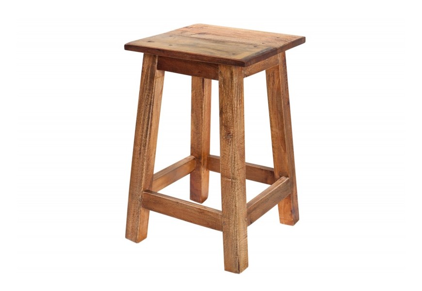 Etno taburetka Jakarta so štvorcovou doskou z recyklovaného masívneho dreva s výraznou štruktúrou a opierkou na nohy s ošúchaným farebným náterom