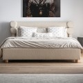 Luxusná art deco manželská posteľ Harlow s bielym krémovým čalúnením z bouclé látky 212 cm