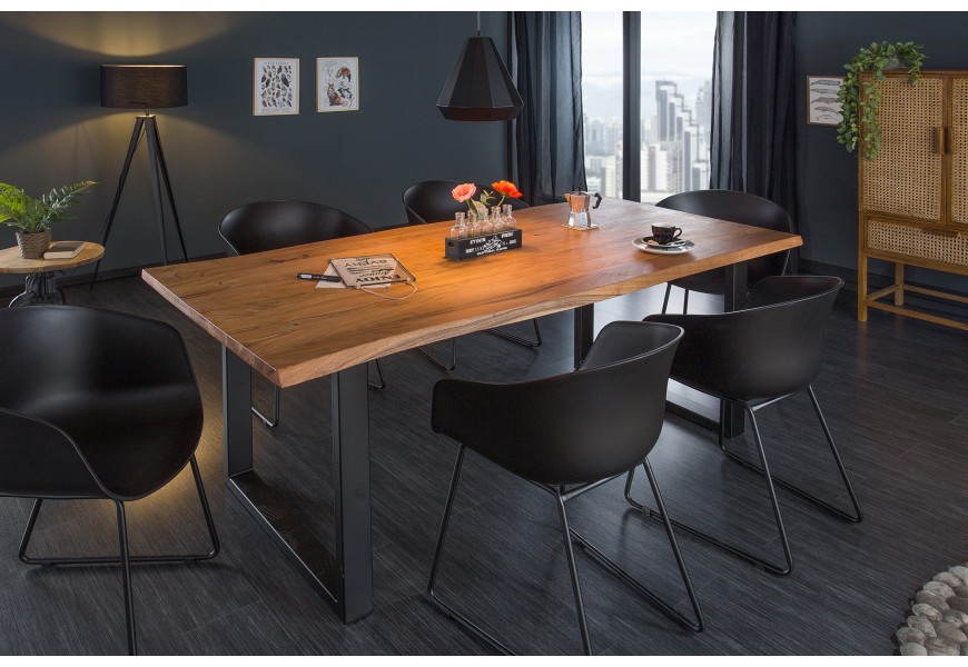Masívny obdĺžnikový jedálenský stôl Mammut s čiernymi kovovými nožičkami v tvare U v industriálnom štýle a medovo hnedou vrchnou doskou z akáciového dreva