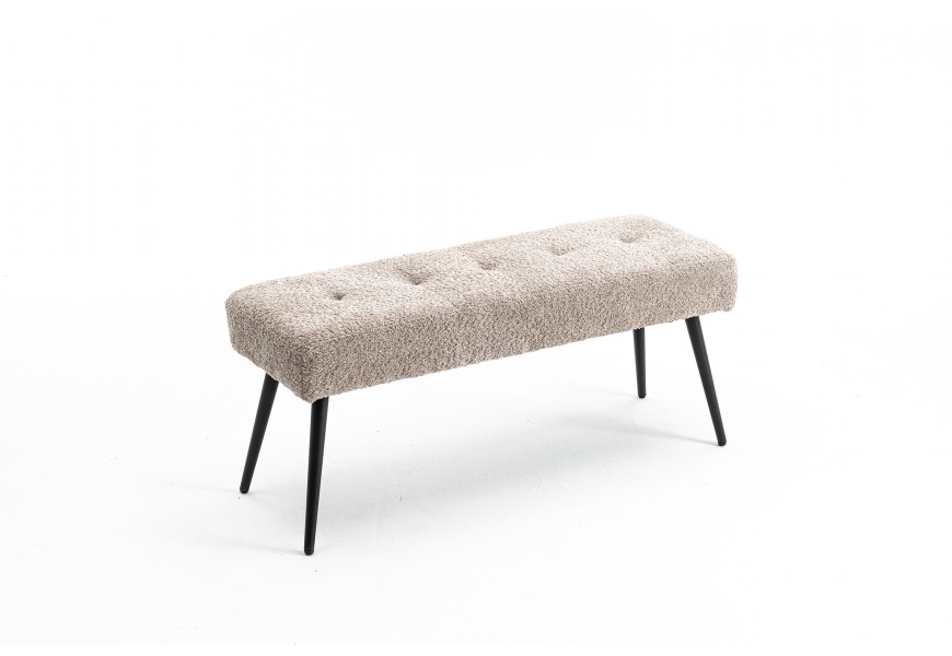 Moderná sivo béžová lavica Soreli so šikmými čiernymi kovovými nožičkami a penovým čalúnením s prešívaným poťahom z bouclé látky v odtieni greige