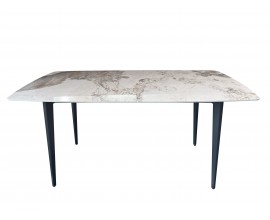 Dizajnový jedálenský stôl Tazer s doskou s bielo šedým mramorovým vizuálom a štyrmi čiernymi úzkymi nožičkami 160 cm
