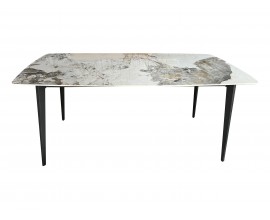 Dizajnový mramorový jedálenský stôl Tazer s doskou v bielo šedej farbe s hladkým lesklým povrchom a so štyrmi čiernymi úzkymi nožičkami