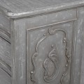 Vintage luxusná sivá komoda Lilina s klasickým vyrezávaním s kovovými rúčkami