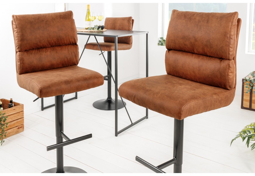 Dizajnová industriálna barová stolička Kelsy v teplej hnedej farbe so zamatovým poťahom a čiernou polohovateľnou nohou
