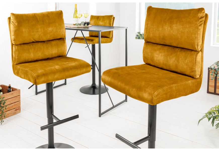 Dizajnová barová stolička Kelsy v industriálnom štýle v horčicovej farbe so zamatovým poťahom a čiernou polohovateľnou nohou