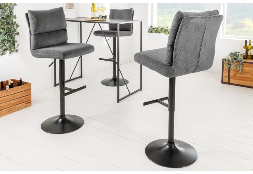 Dizajnová barová stolička Kelsy v industriálnom štýle v tmavosivej farbe so zamatovým poťahom a čiernou polohovateľnou nohou