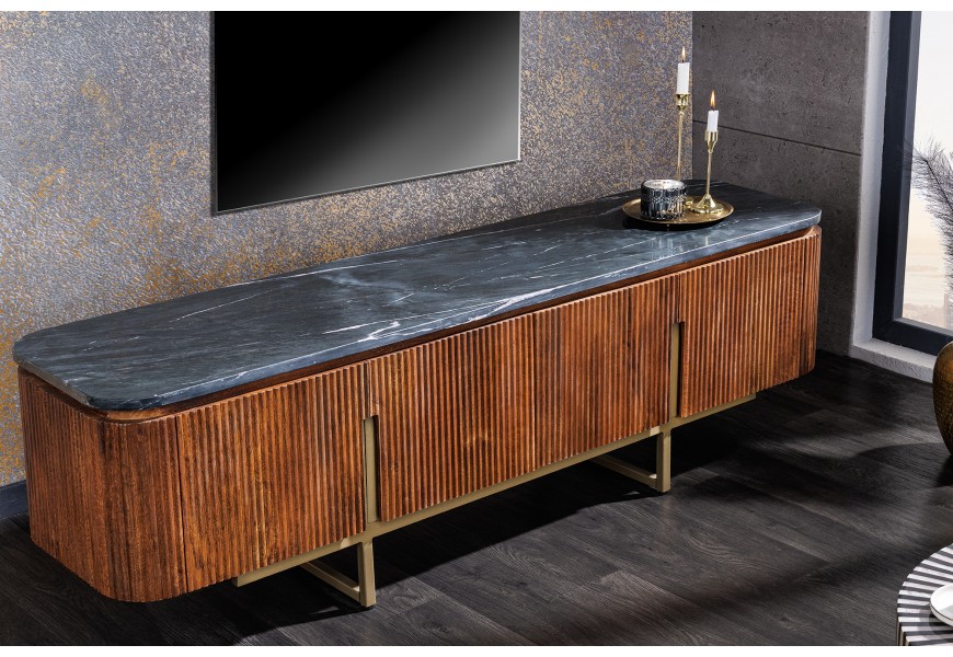 Art deco televízny stolík z kolekcie Gatsby v čiernej farbe s mramorovým dizajnom z mangového dreva so štyrmi dvierkami v hnedej farbe a so zlatými kovovými nožičkami