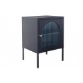 Nočný stolík z kolekcie Industria Durante v inudstriálnom štýle v čiernej farbe s kovovou konštrukciou a sklenenými dvierkami s poličkou