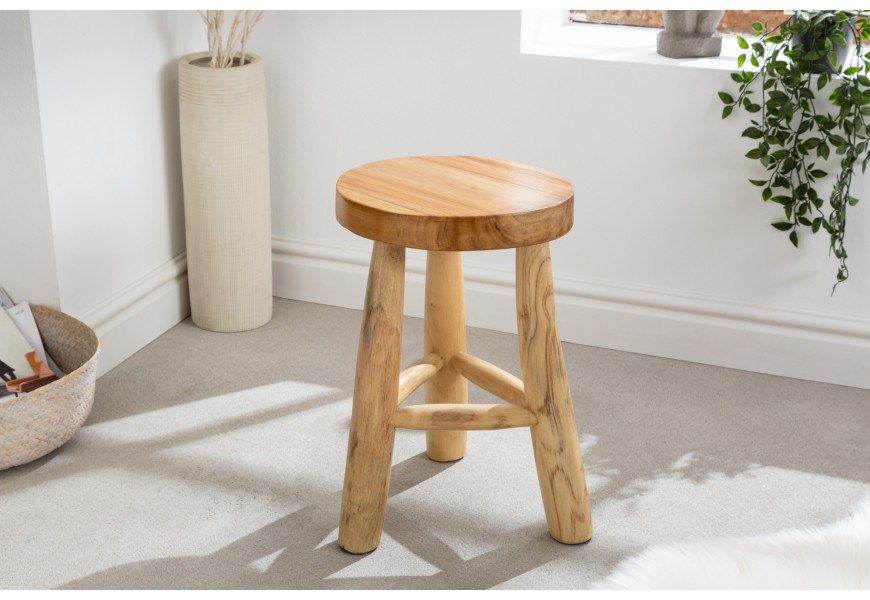 Dizajnová okrúhla taburetka Sheril z teakového dreva v svetlej hnedej farbe s tromi nožičkami
